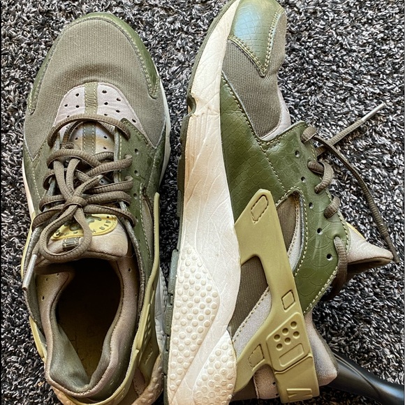 Nike Shoes - Green Nike Huaraches Womens size 9.5